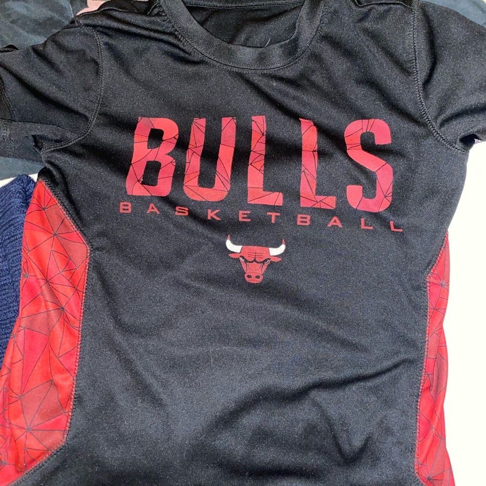 Boys 18 inch long 14 inch wide NBA Bulls shirt